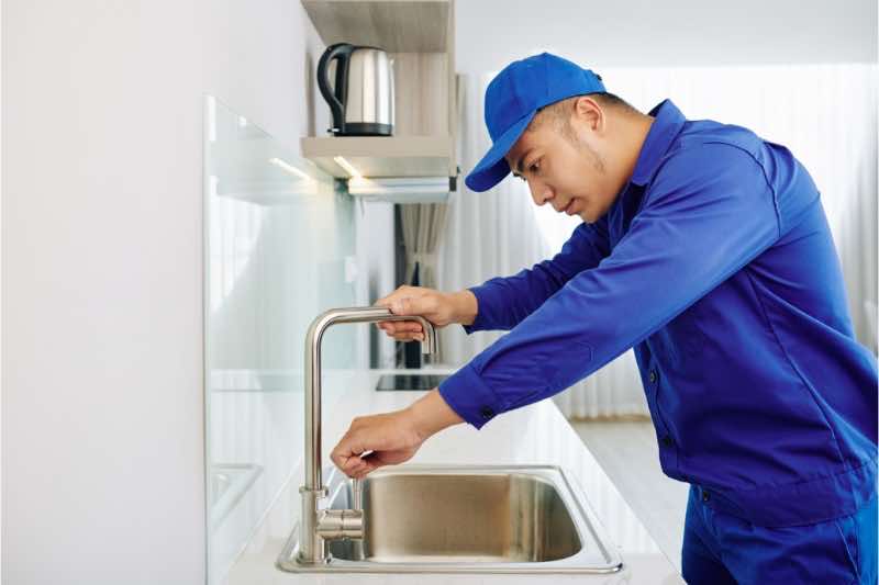 instalator-care-repara-robinetul